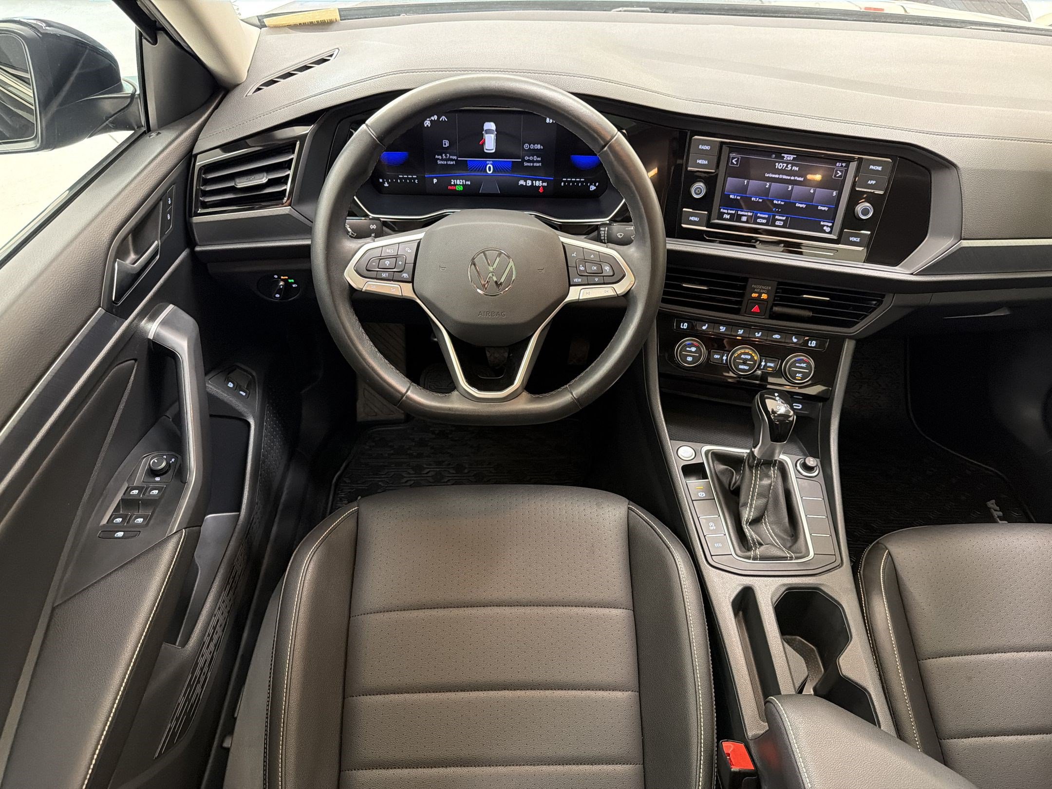 Used 2024 Volkswagen Jetta SE w/ Panoramic Sunroof Package FWD image 27