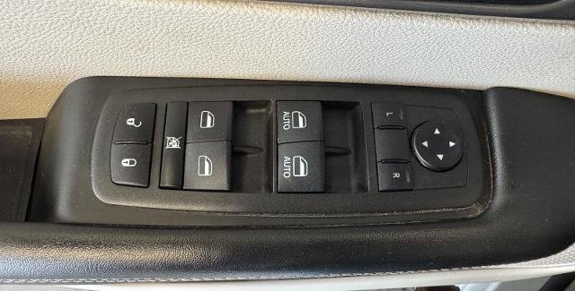 Used 2022 Chrysler Pacifica Touring-L AWD/4WD image 32