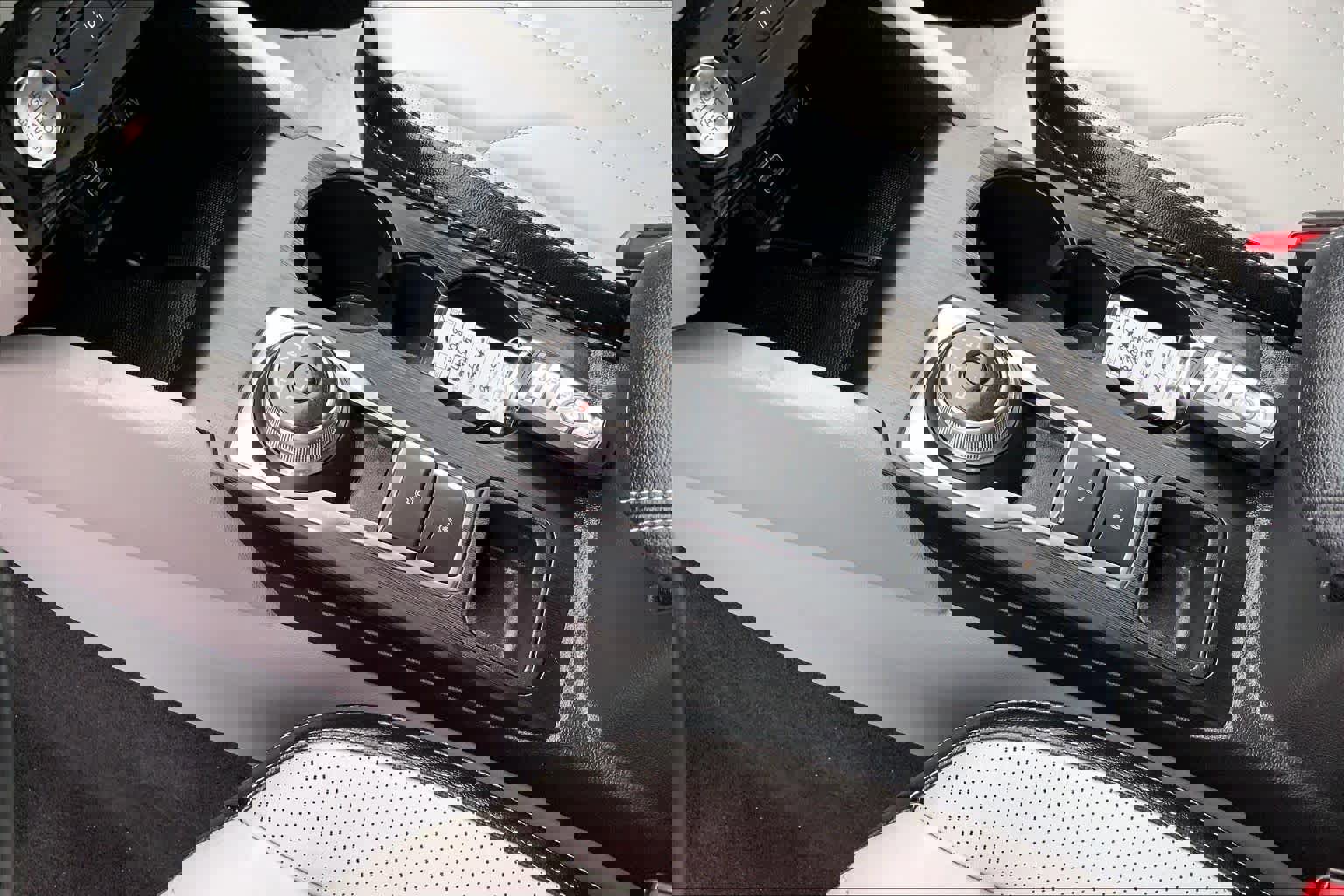 Certified 2025 Ford Escape SE w/ PHEV Premium Package image 16