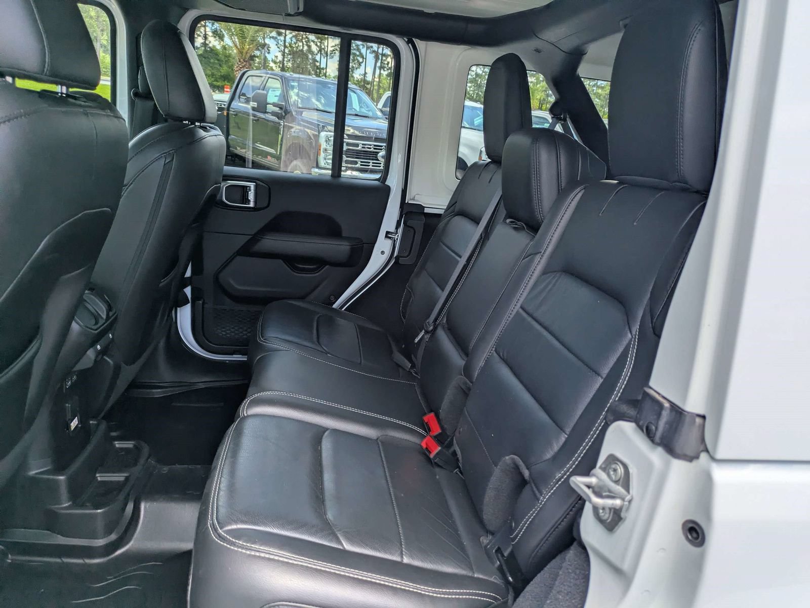 Used 2018 Jeep Wrangler Unlimited Sahara w/ LED Lighting Group AWD/4WD image 8