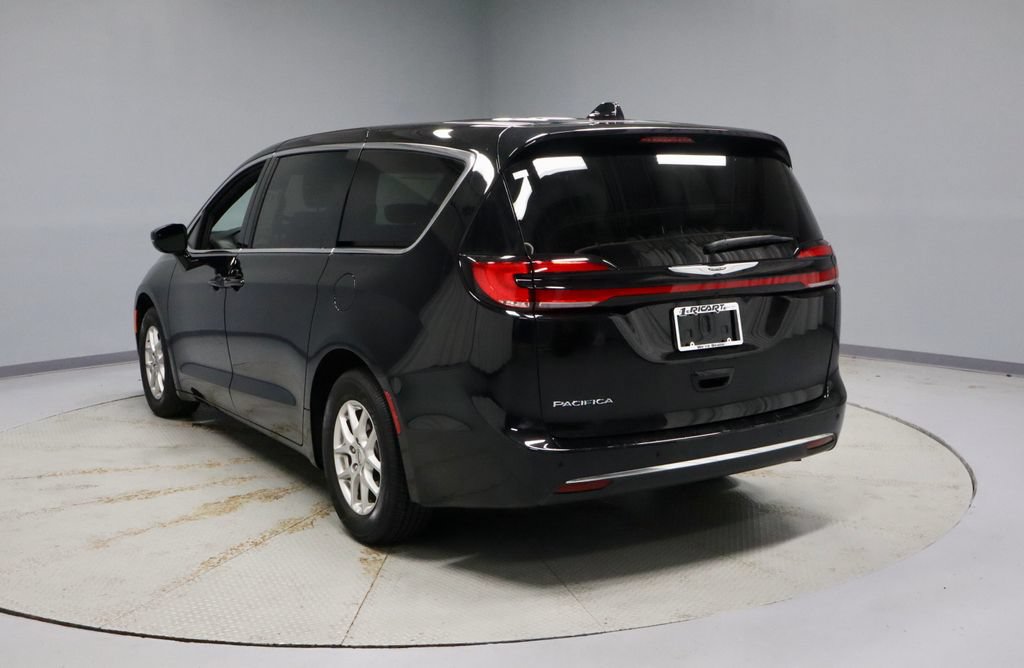 Used 2025 Chrysler Pacifica Select FWD image 8