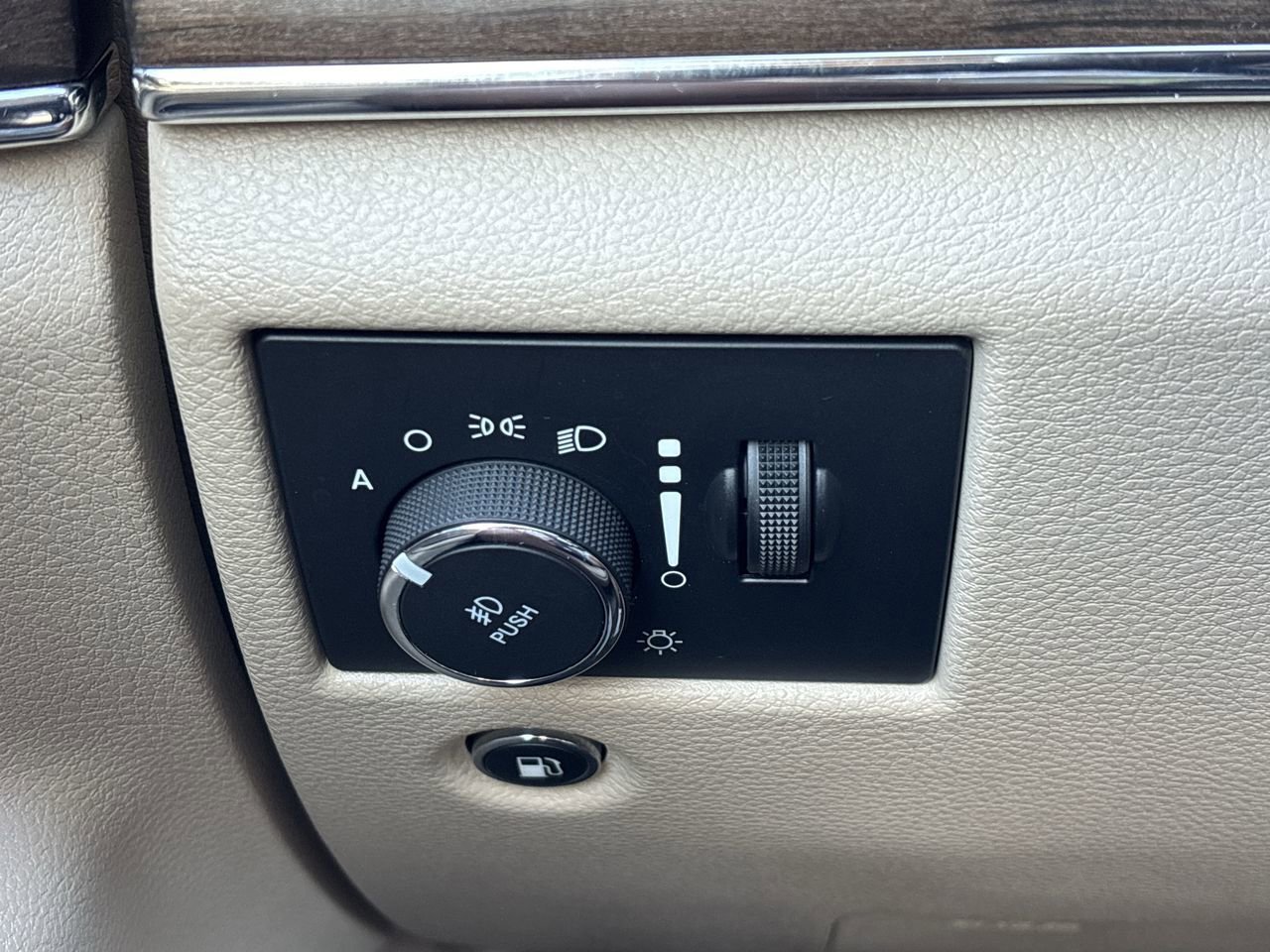 Used 2020 Jeep Grand Cherokee Overland image 34