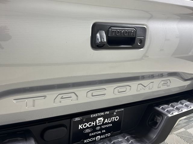 Used 2018 Toyota Tacoma SR5 AWD/4WD image 23