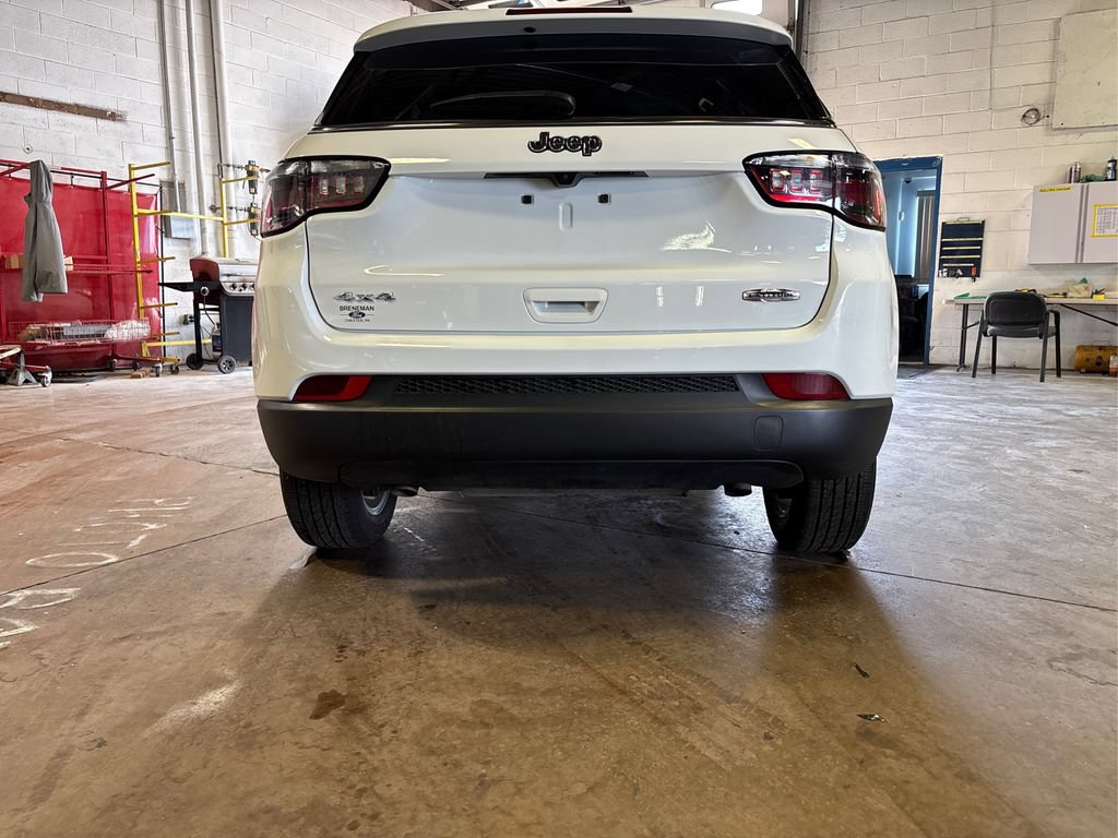 Used 2025 Jeep Compass Latitude AWD/4WD image 17