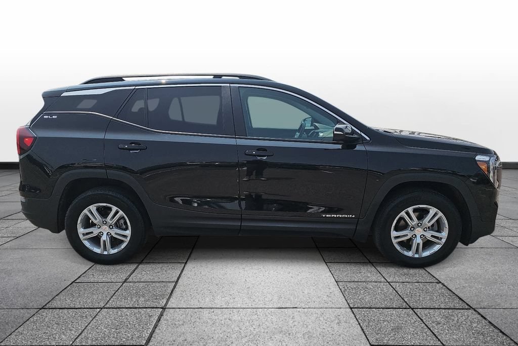 Used 2023 GMC Terrain SLE w/ Driver Convenience Package FWD image 4