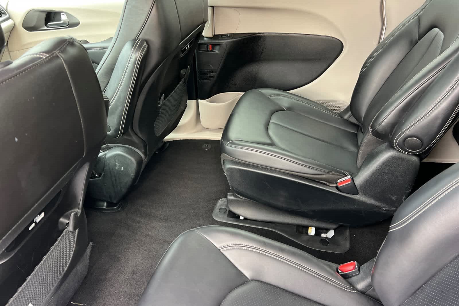 Used 2023 Chrysler Pacifica Touring-L image 10