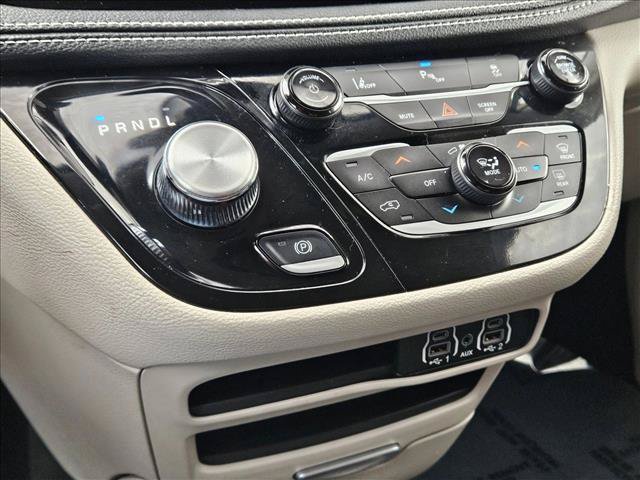 Used 2023 Chrysler Pacifica Touring-L FWD image 15