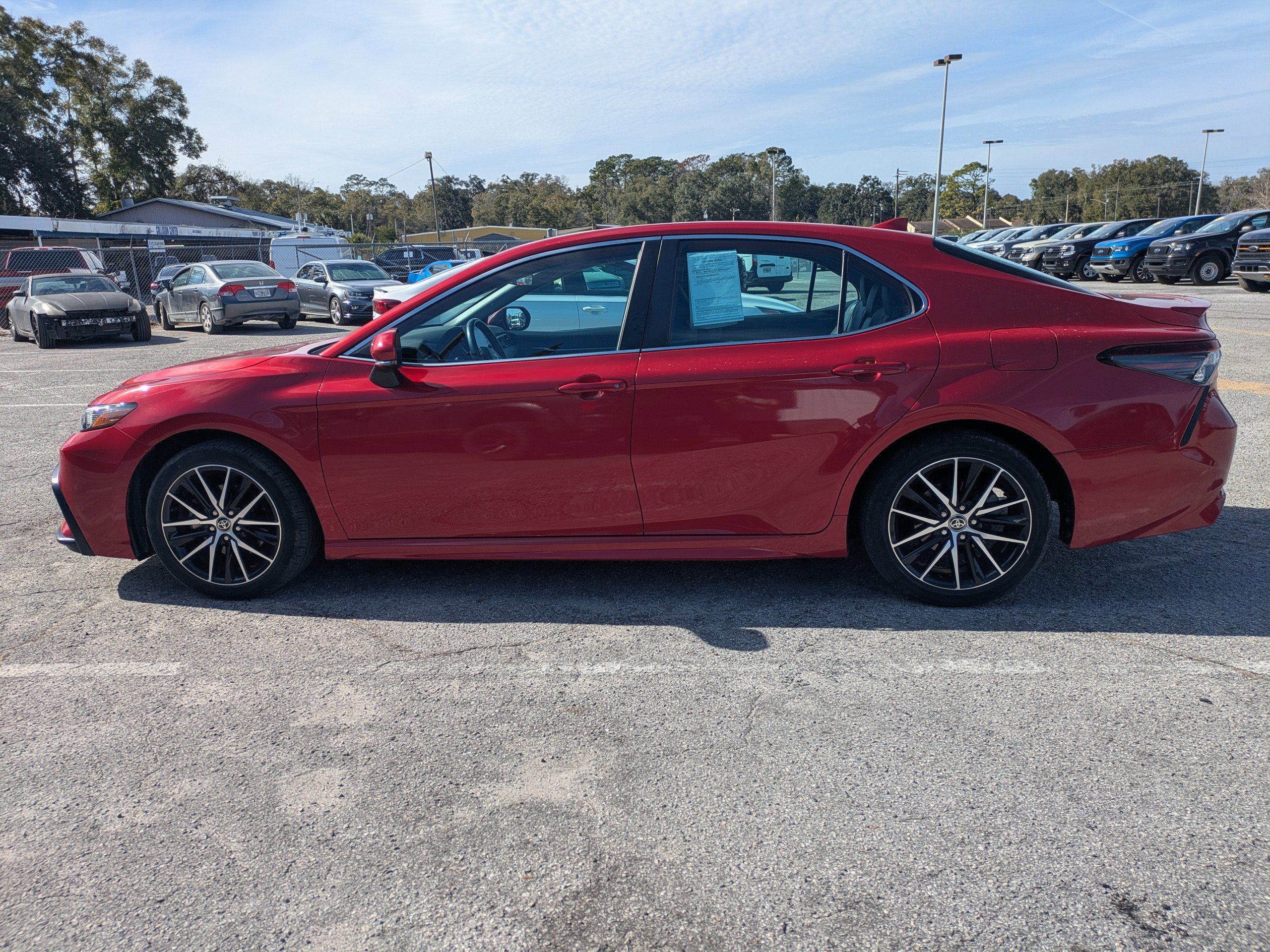 Used 2023 Toyota Camry SE image 2