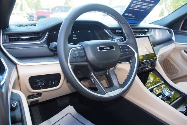 Used 2024 Jeep Grand Cherokee L Limited w/ Black Appearance Package AWD/4WD image 19