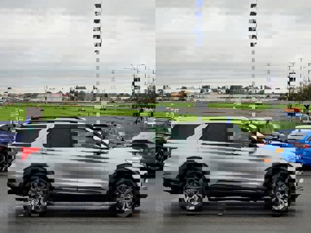 Certified 2022 Ford Explorer XLT w/ Equipment Group 202A image 6