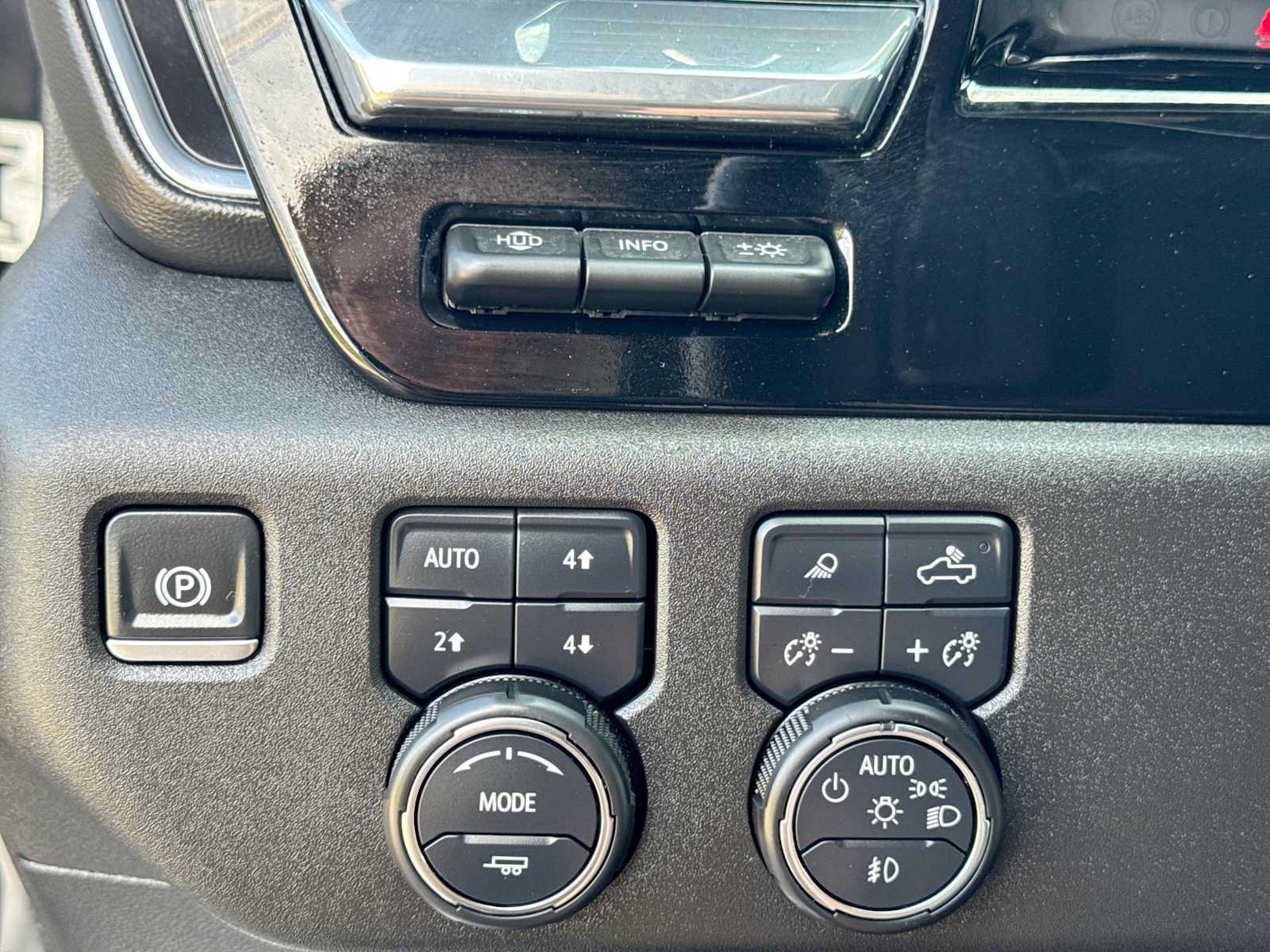 Used 2024 Chevrolet Silverado 1500 High Country w/ High Country Premium Package AWD/4WD image 27