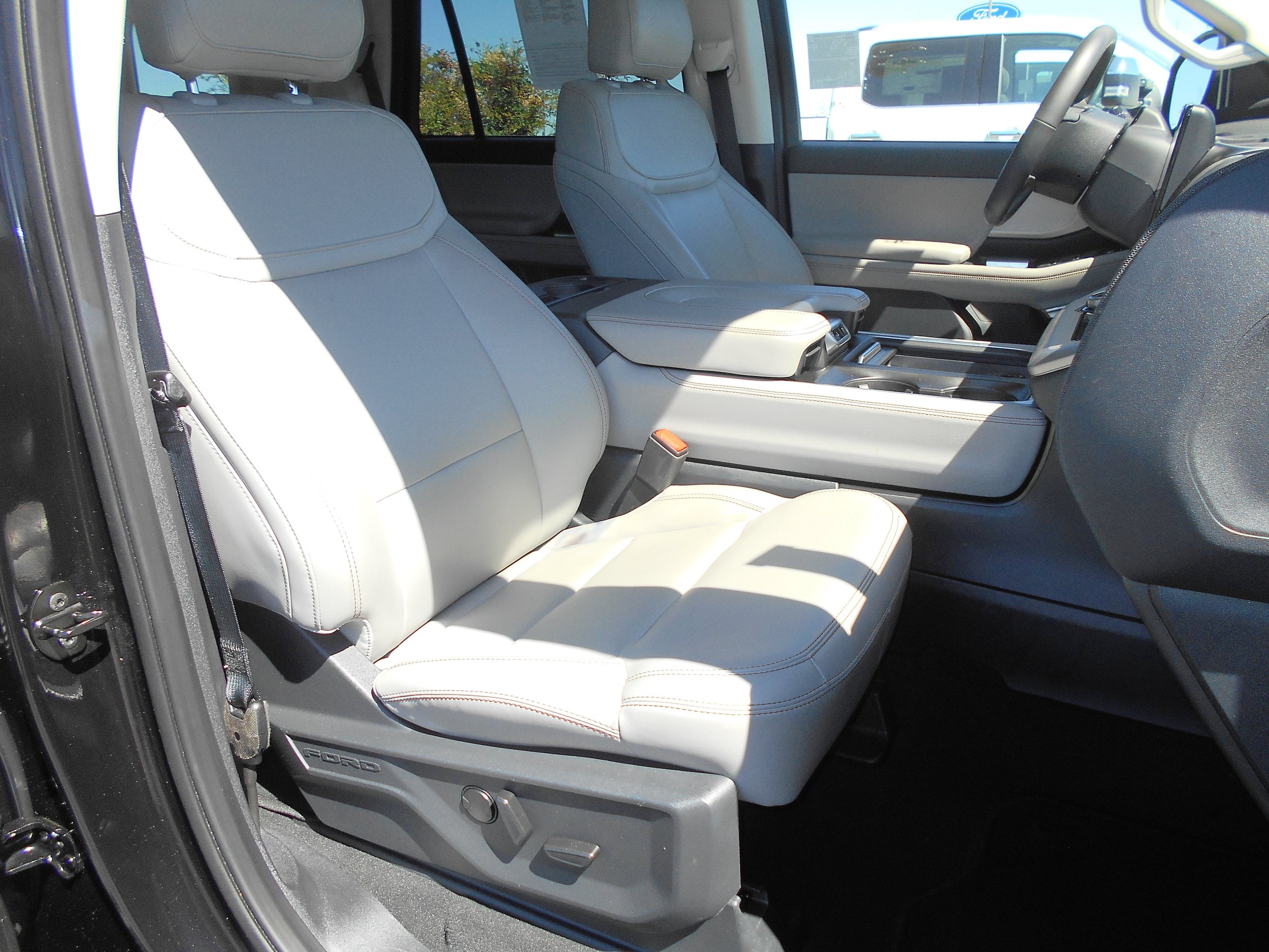 Certified 2025 Ford Expedition Active AWD/4WD image 8