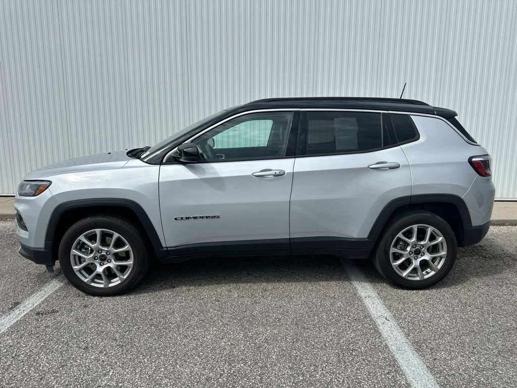 Used 2025 Jeep Compass Limited AWD/4WD image 3