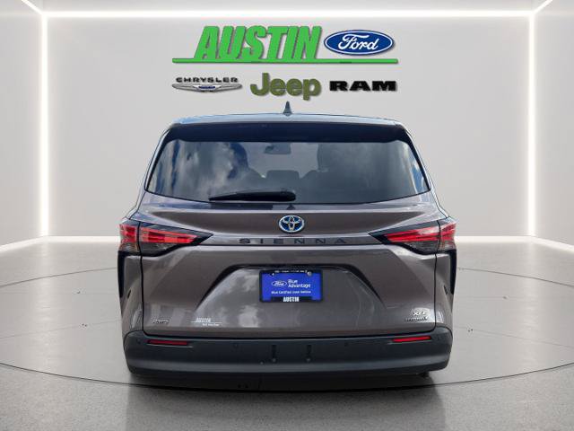 Used 2021 Toyota Sienna XLE AWD/4WD image 4