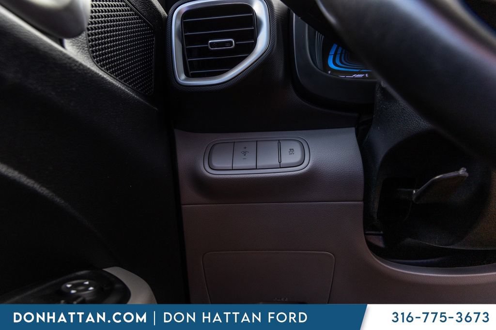 Used 2025 Hyundai Venue SEL FWD image 13