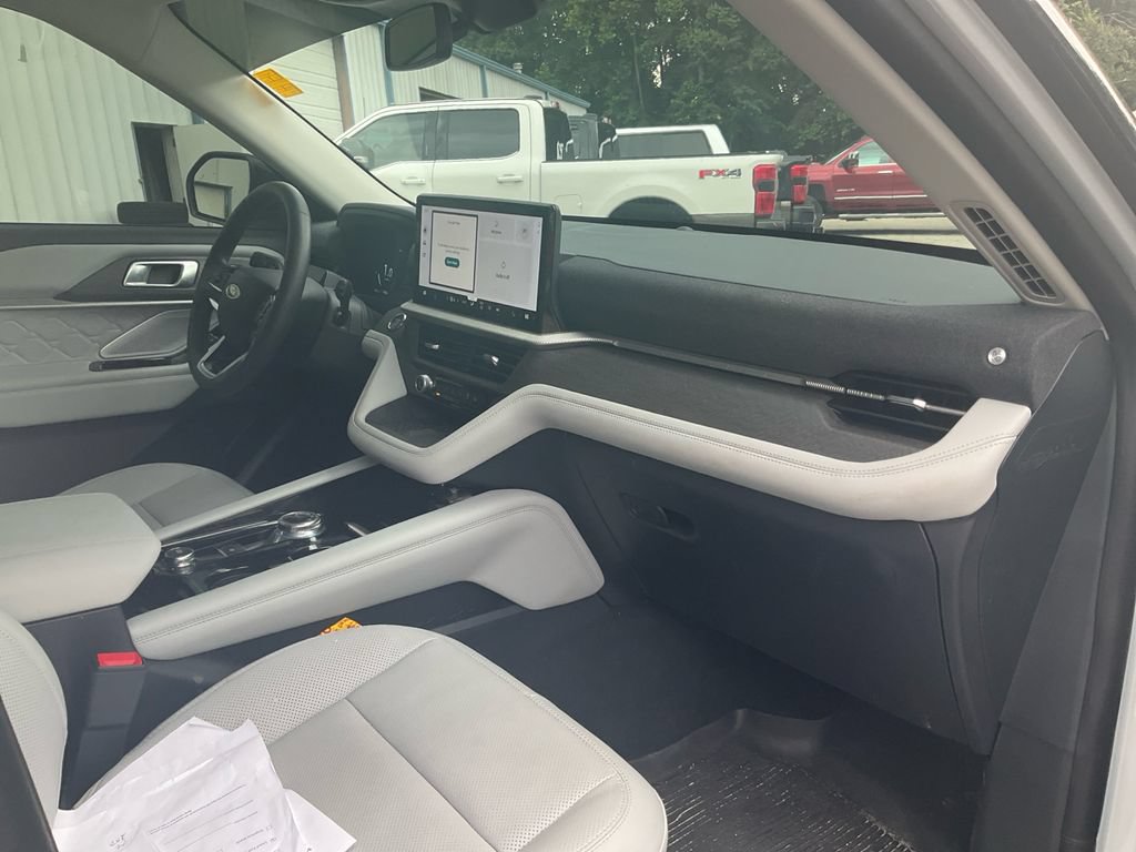 Certified 2025 Ford Explorer Platinum w/ Ultimate Package AWD/4WD image 11