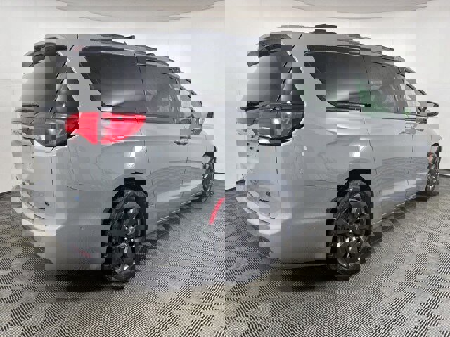 Used 2020 Chrysler Pacifica Limited w/ Advanced Safetytec Group image 3