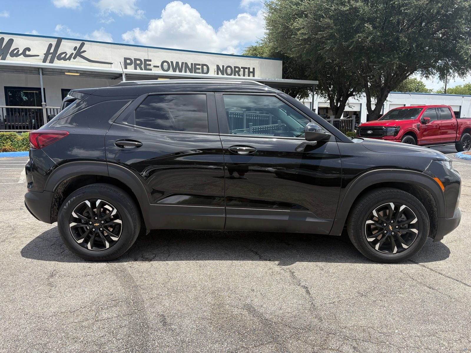 Used 2022 Chevrolet TrailBlazer LT FWD image 2