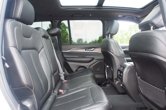 Used 2024 Jeep Grand Cherokee Limited w/ Black Appearance Package AWD/4WD image 14