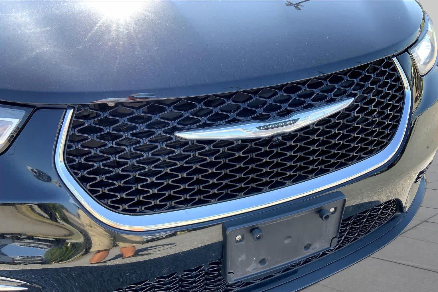 Used 2025 Chrysler Pacifica Select FWD image 29