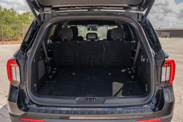 Certified 2025 Ford Explorer ST-Line w/ Premium Package RWD image 28