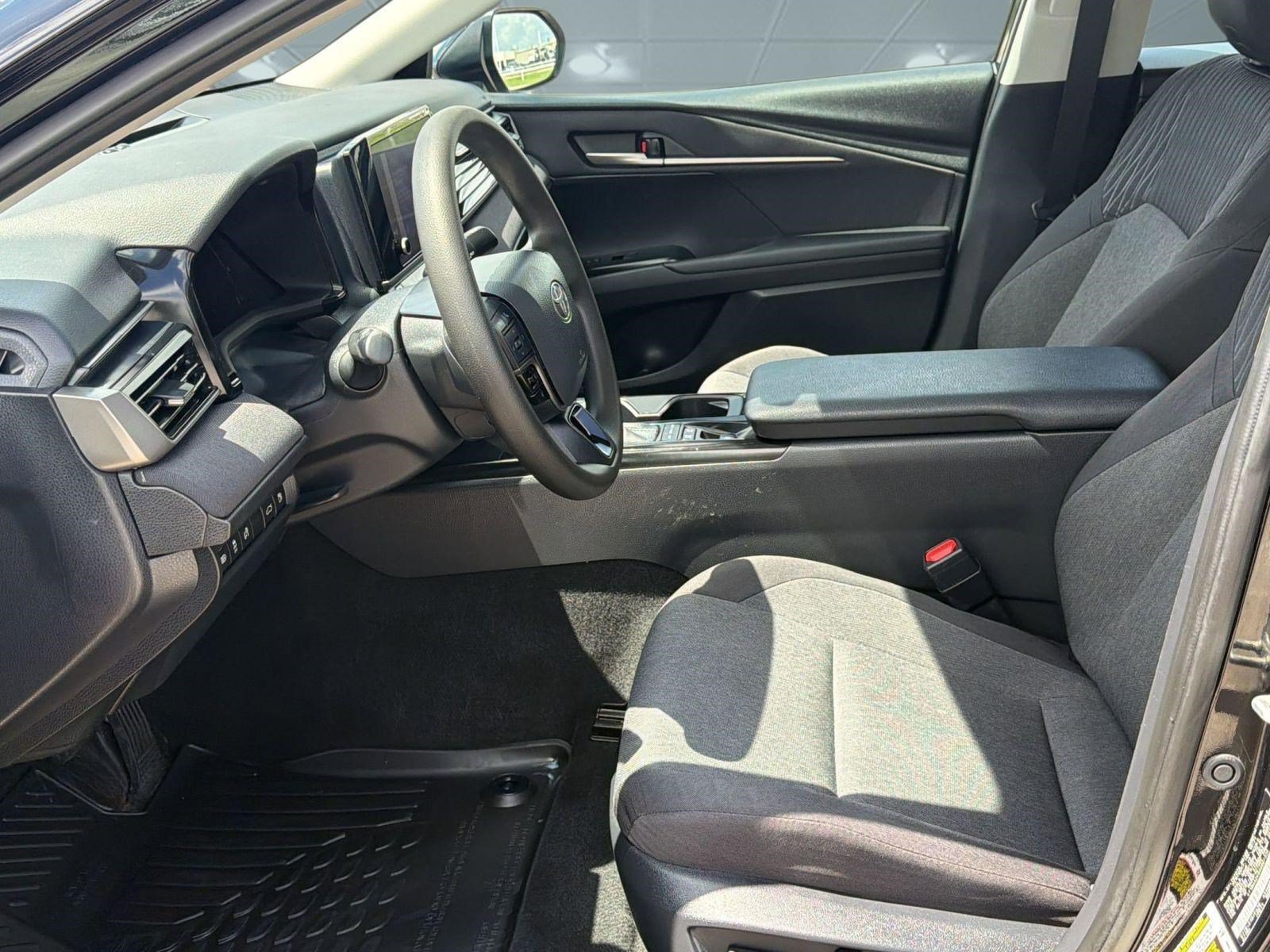 Used 2025 Toyota Camry LE w/ Convenience Package FWD image 5