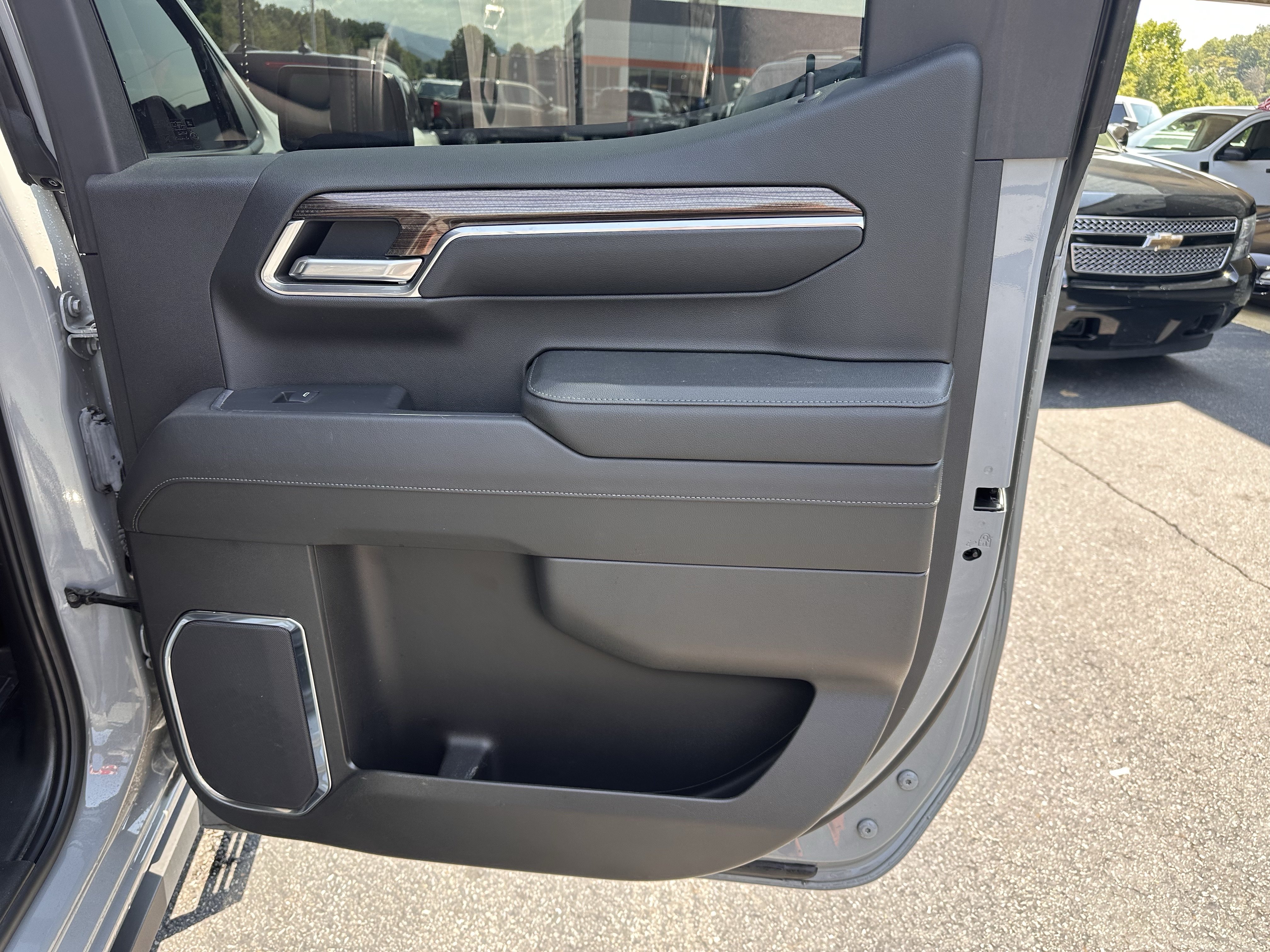Used 2024 Chevrolet Silverado 1500 LT Trail Boss w/ Convenience Package II AWD/4WD image 15
