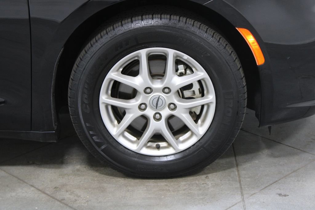 Used 2024 Chrysler Pacifica Touring-L image 14