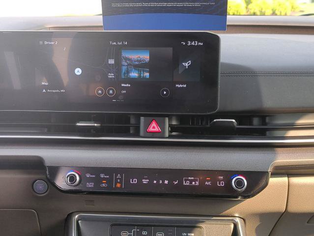 Used 2025 Kia Carnival EX FWD image 18