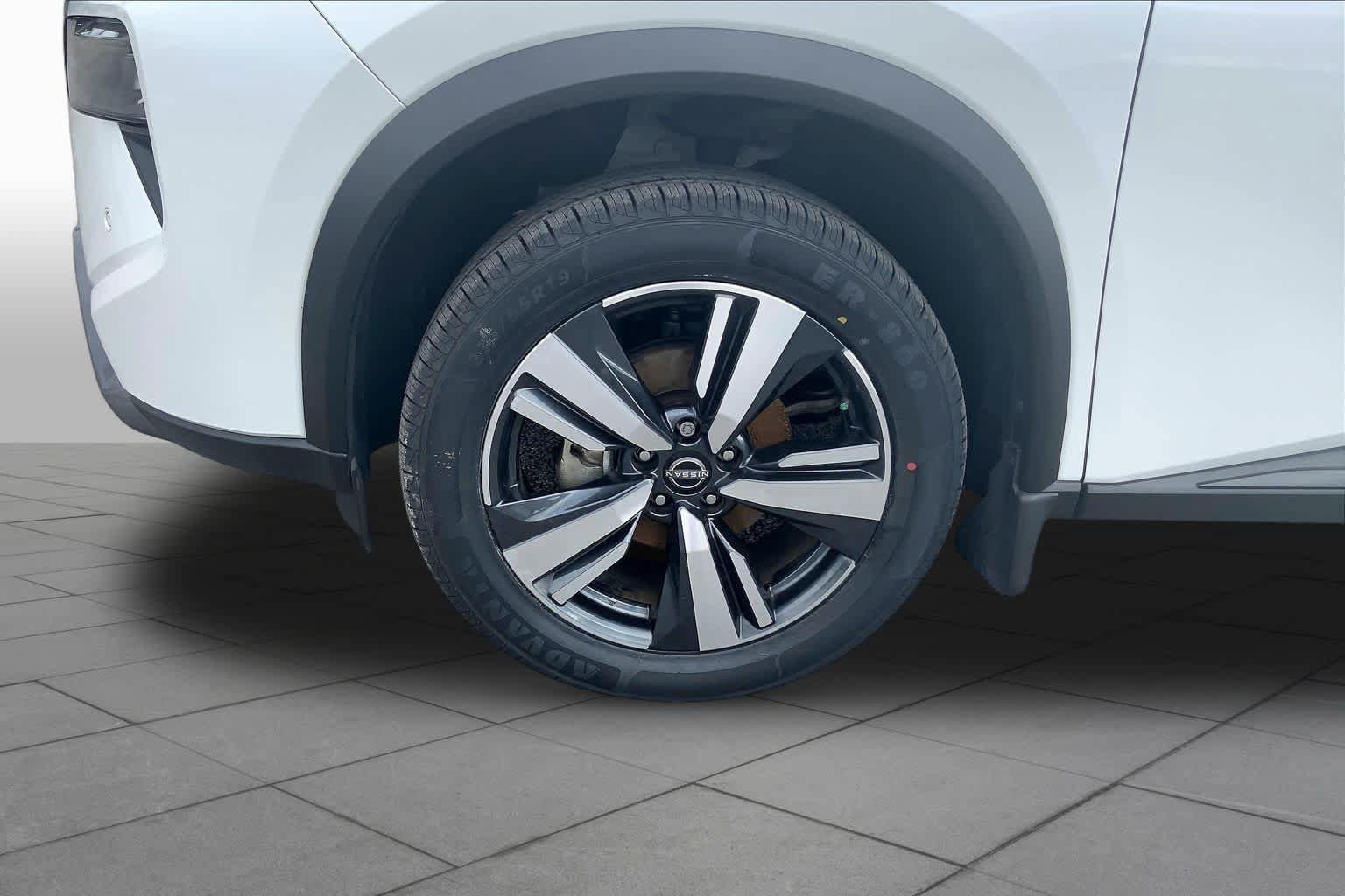 Used 2024 Nissan Rogue SL w/ SL Premium Package FWD image 11