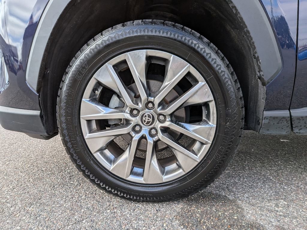 Used 2021 Toyota RAV4 XLE Premium image 11