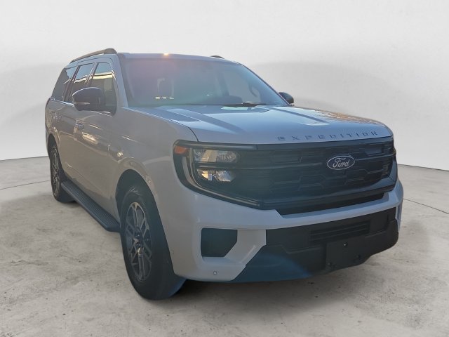 Certified 2025 Ford Expedition Active AWD/4WD image 3