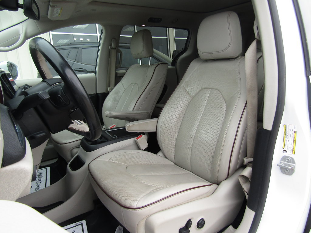 Used 2019 Chrysler Pacifica Limited w/ Tire & Wheel Group FWD image 25