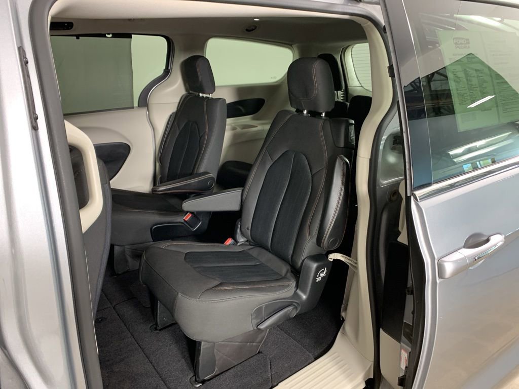 Used 2020 Chrysler Pacifica Touring w/ Advanced Safetytec Group FWD image 30