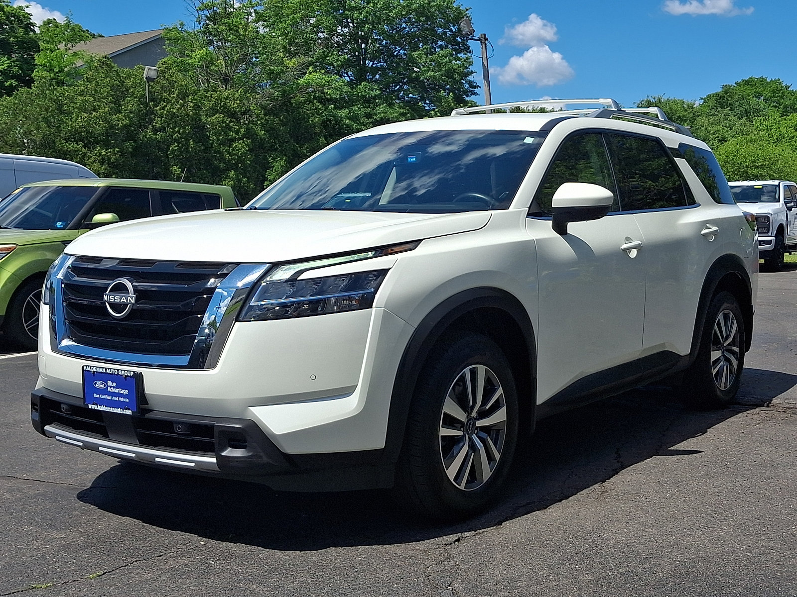 Used 2023 Nissan Pathfinder SL AWD/4WD image 3