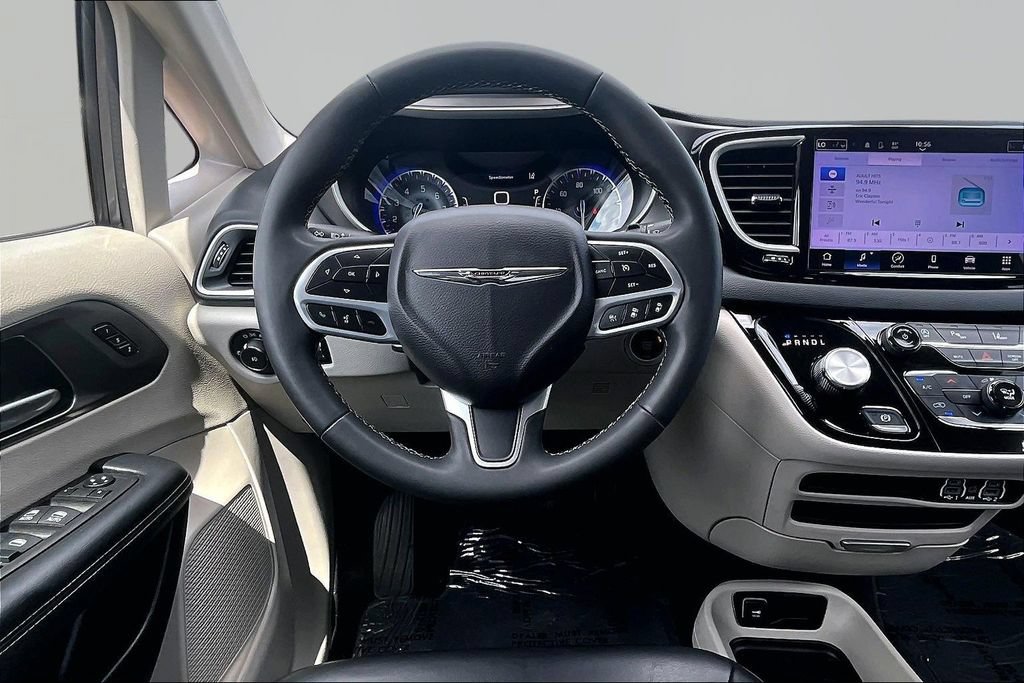 Used 2023 Chrysler Pacifica Touring-L FWD image 5