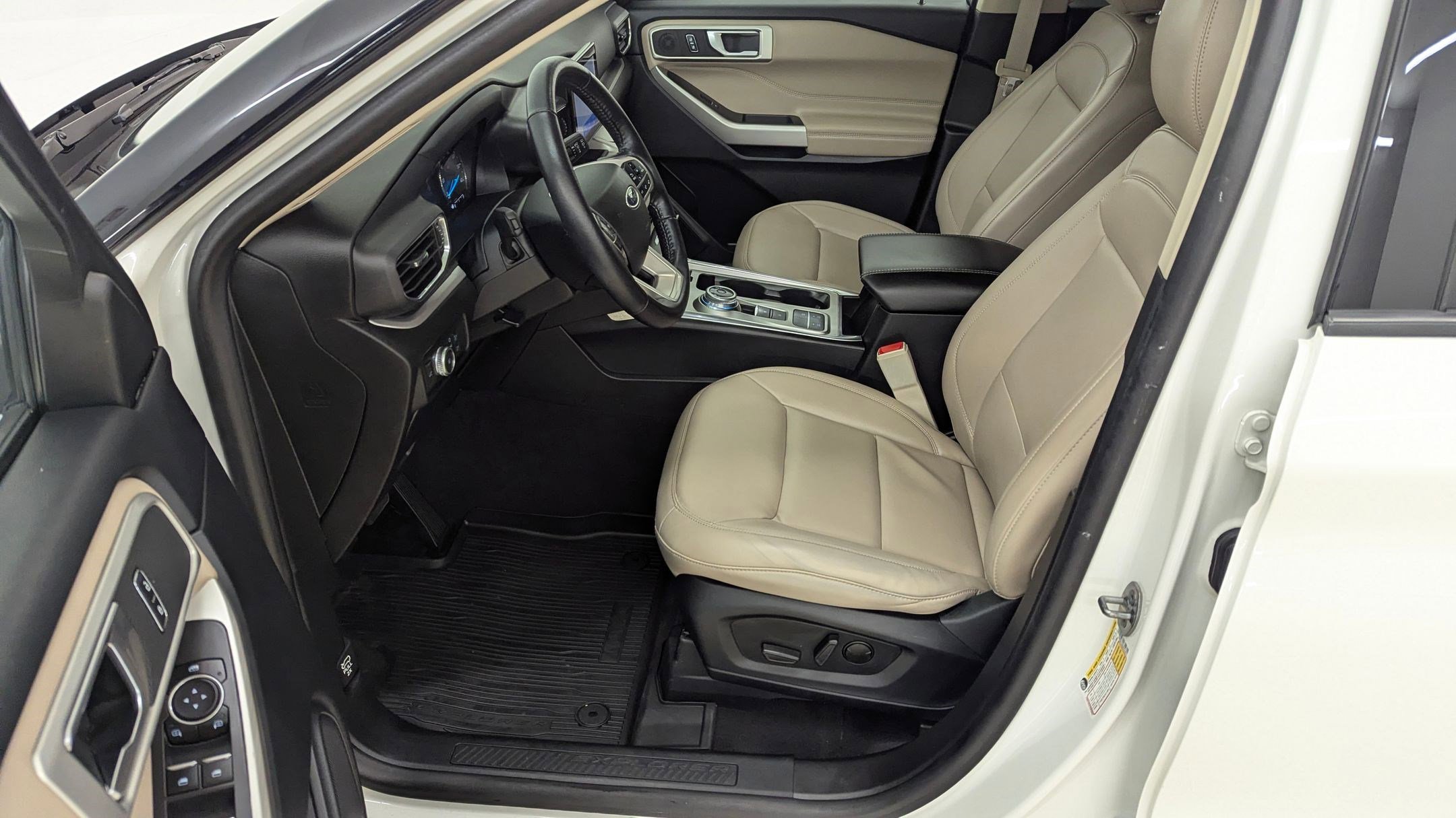 Certified 2022 Ford Explorer XLT w/ Equipment Group 202A image 5