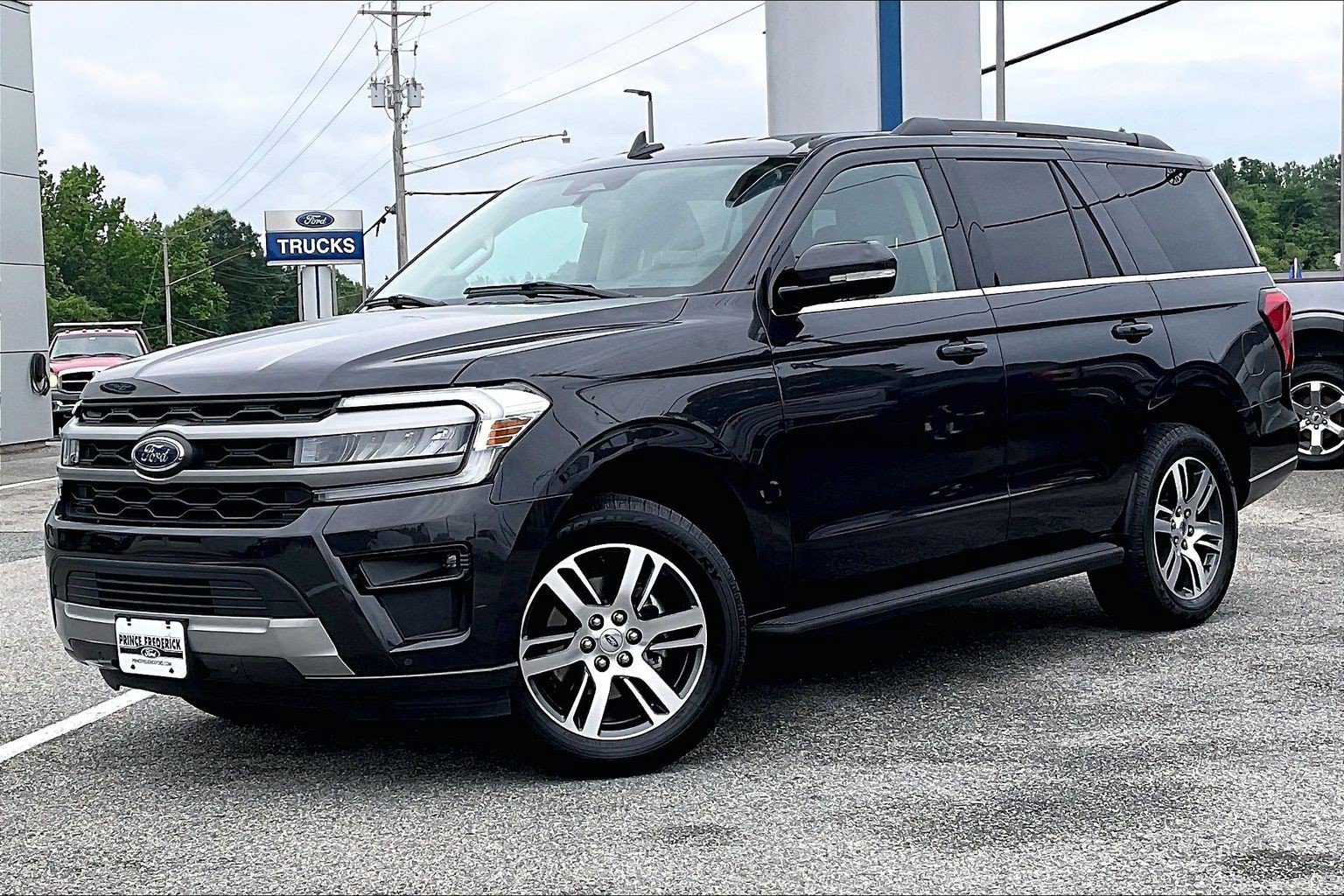 Certified 2024 Ford Expedition XLT RWD image 3