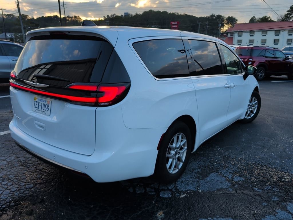Used 2025 Chrysler Pacifica Select image 3