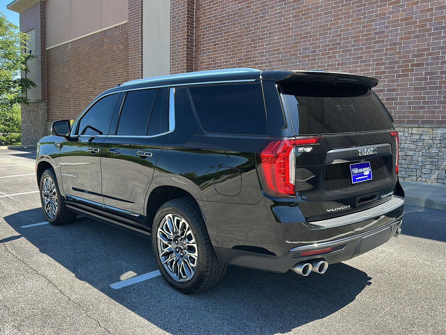 Used 2023 GMC Yukon Denali Ultimate AWD/4WD image 3