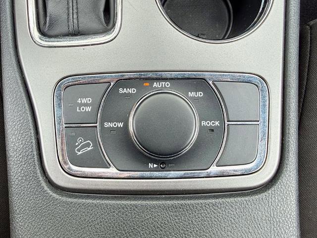 Used 2020 Jeep Grand Cherokee Laredo AWD/4WD image 32