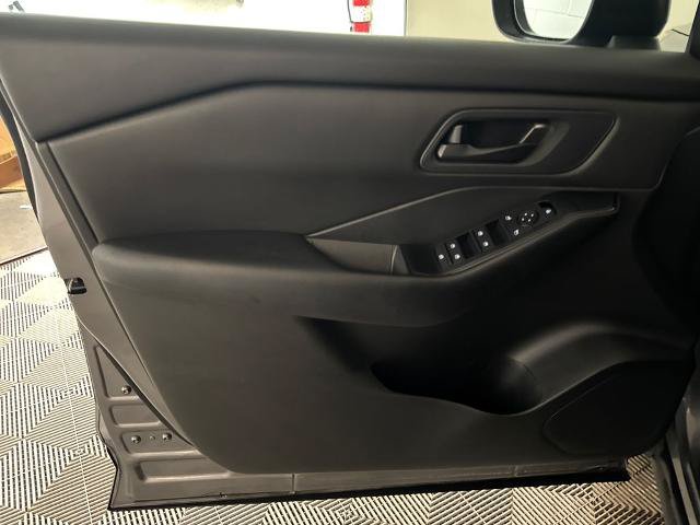 Used 2024 Nissan Rogue S FWD image 15