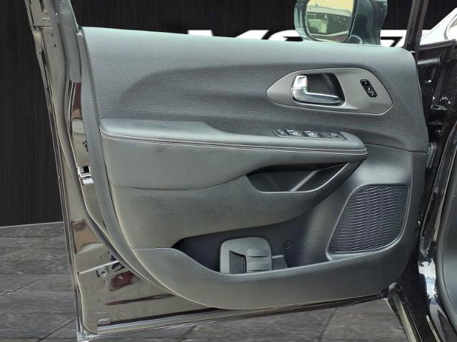 Used 2025 Chrysler Pacifica Select FWD image 20
