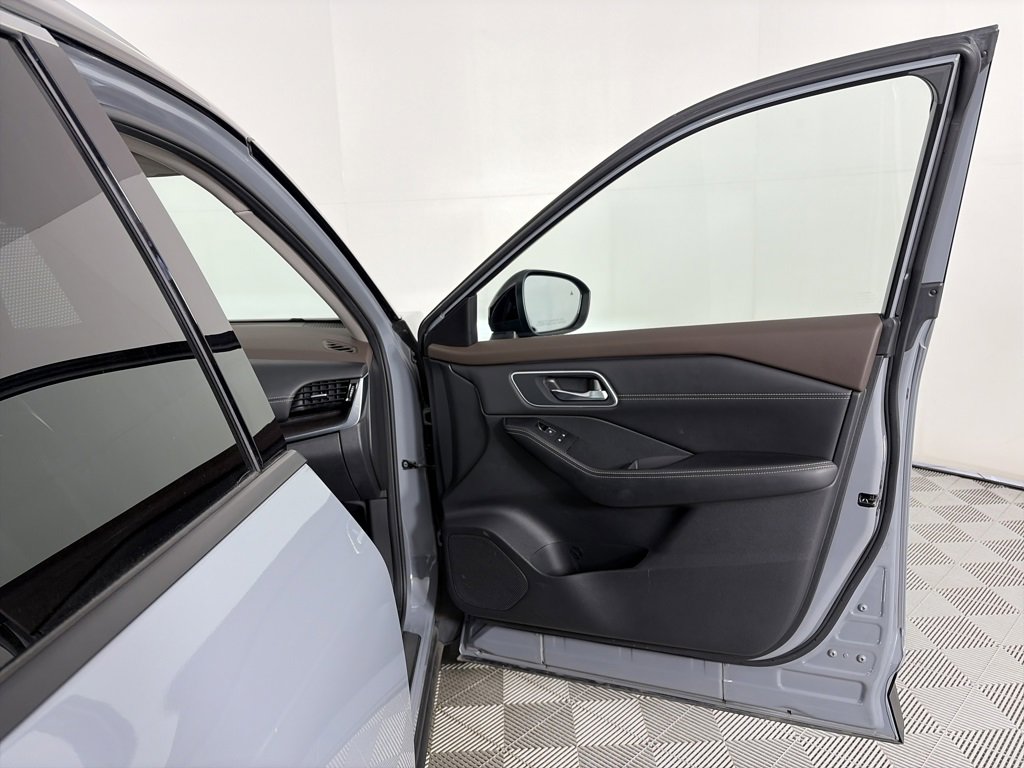 Used 2022 Nissan Rogue Platinum w/ Head-Up Display Package image 30