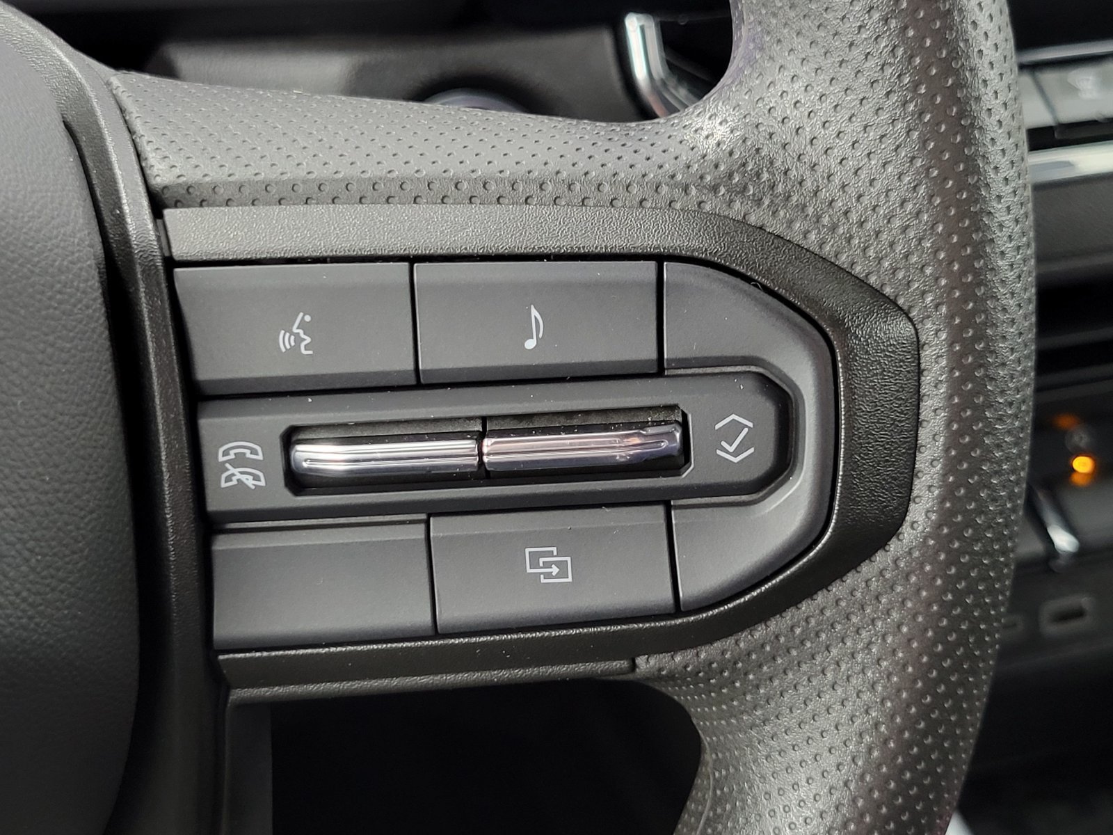 Used 2025 Chevrolet Colorado Trail Boss AWD/4WD image 17
