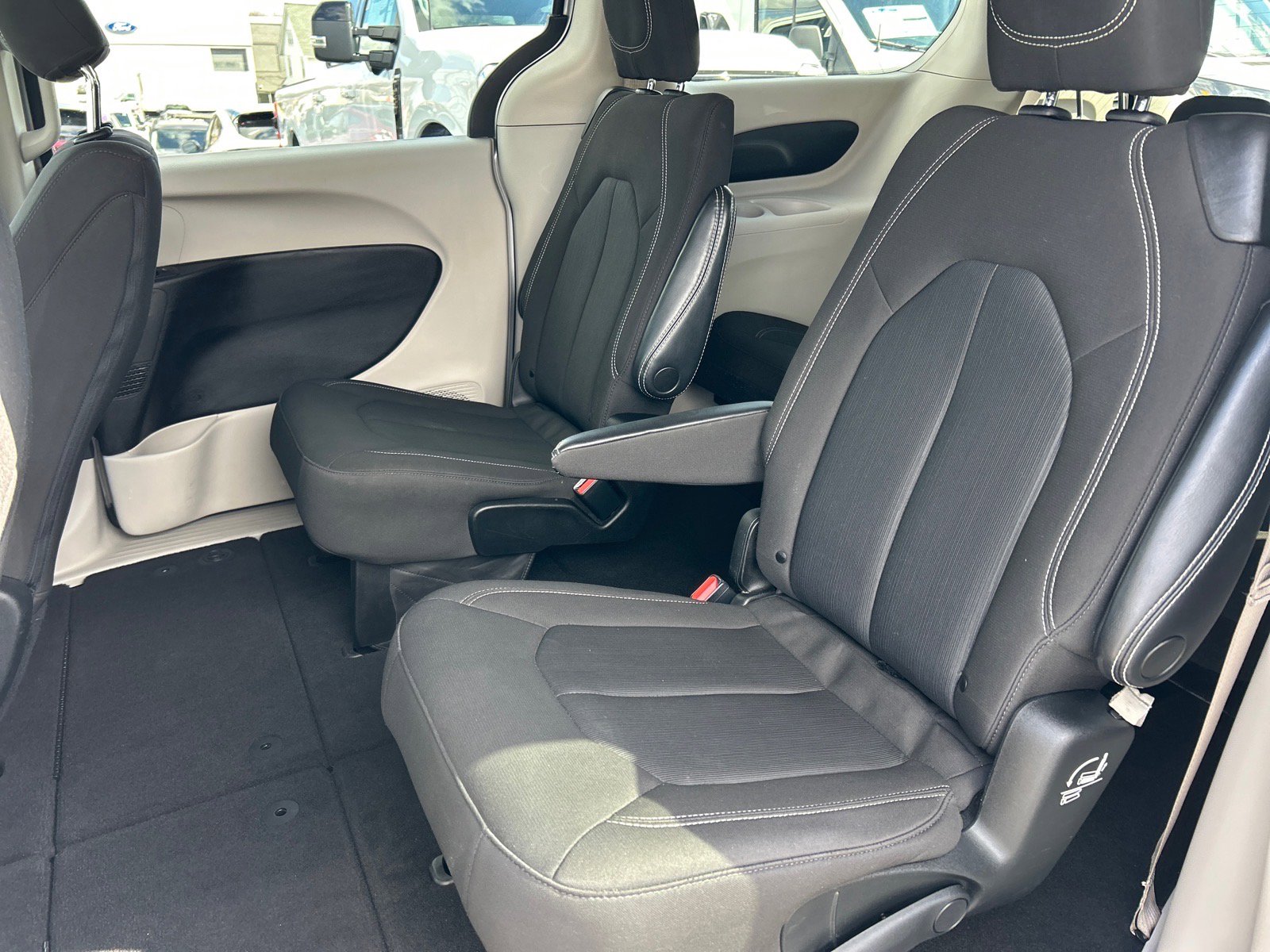 Used 2022 Chrysler Voyager LX image 12