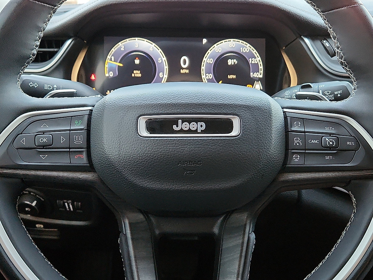 Used 2023 Jeep Grand Cherokee L Limited w/ Black Appearance Package AWD/4WD image 12