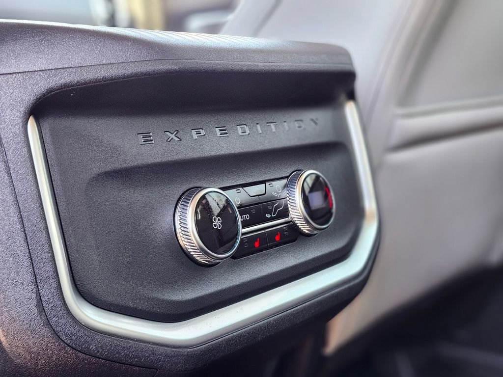 Certified 2025 Ford Expedition Platinum image 17