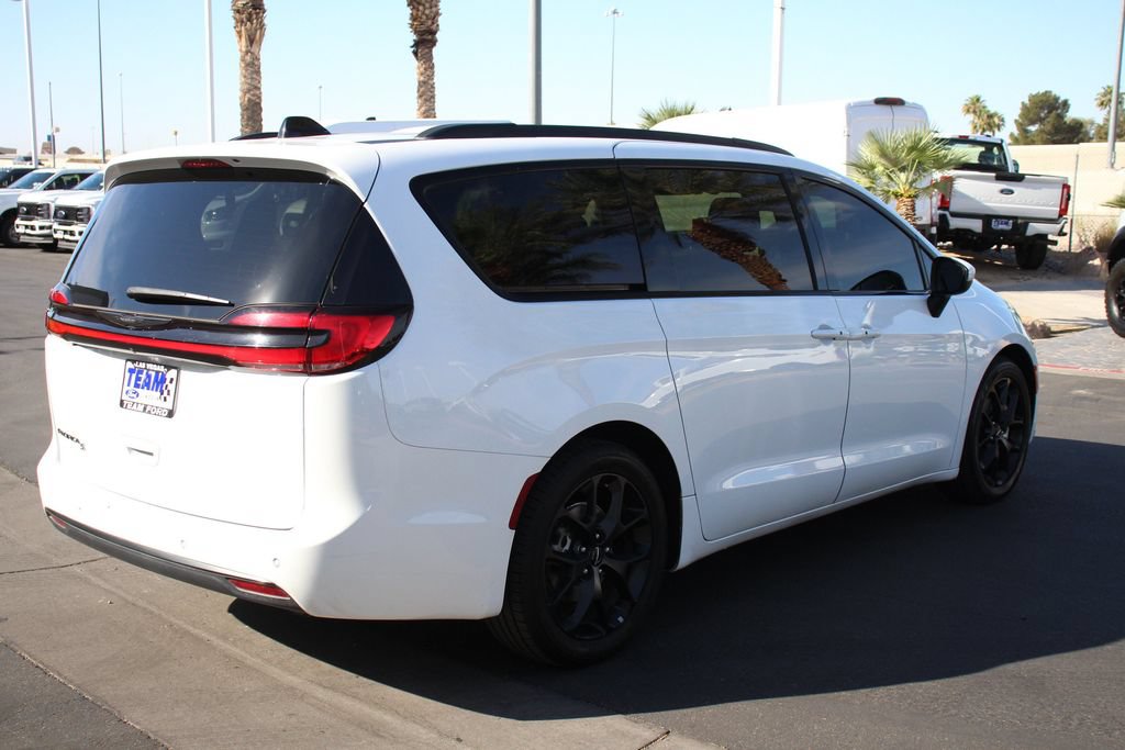 Used 2023 Chrysler Pacifica Touring-L w/ Uconnect Theater Family Group FWD image 8