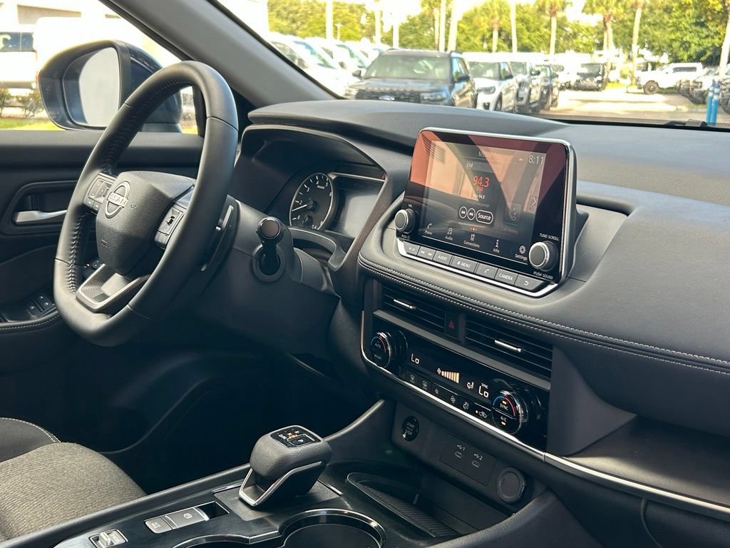 Used 2025 Nissan Rogue SV FWD image 24